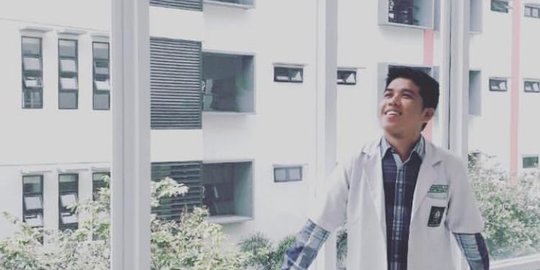 Pulang Kampung, Ini 4 Potret Dokter Iqhbal LIDA 2021 Nyanyi di Depan Sandiaga Uno - Vimarsana News