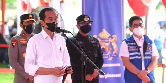 Presiden Jokowi Minta Program Vaksinasi di Daerah Terus Dilaksanakan