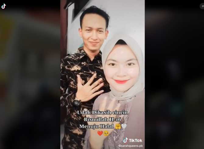 pria ini beri cokelat petugas spbu saat isi bbm