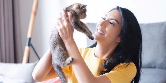 Punya Nama Unik, Ini Potret 4 Seleb dengan Kucing Kesayangannya