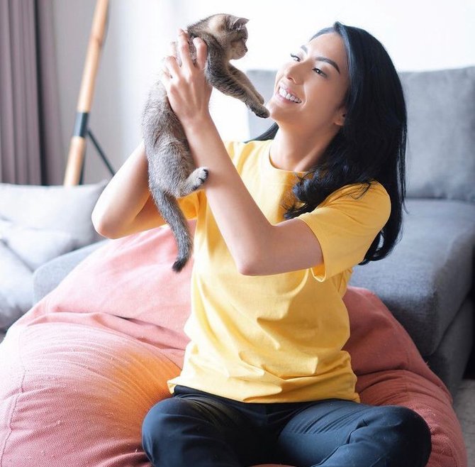 artis dan kucing kesayangannya