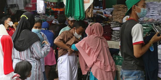 Jelang Sekolah Tatap Muka, Warga Berburu Seragam di Pasar Mester