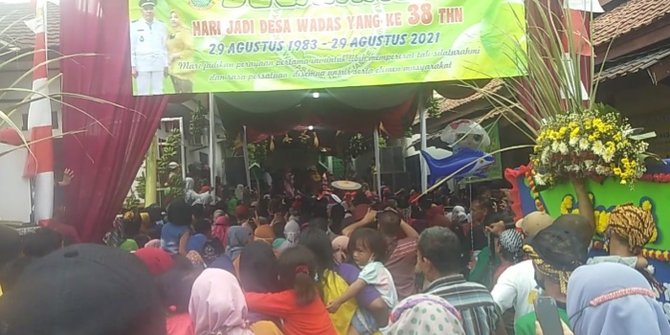 Polisi Bubarkan Kerumunan Pesta Hari Jadi Desa di Karawang
