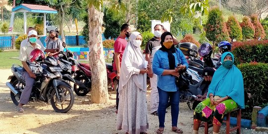 Antre dari Pagi, Warga di Jayapura Tidak Kunjung Divaksinasi Covid-19