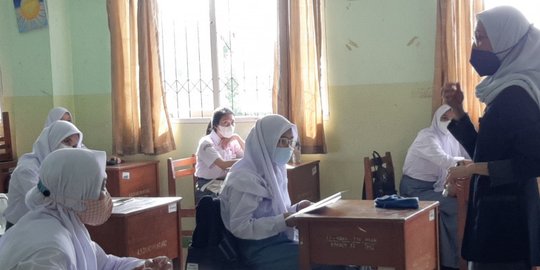 Senangnya Orangtua dan Anak Sekolah Kembali Dibuka