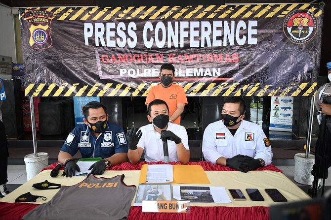 sopir bank bergaya ala reserse polisi foto bawa senpi buat luluhkan eks pramugari