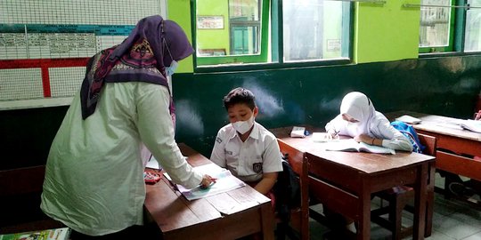 Polisi Ikut Pantau Hari Pertama Belajar Tatap Muka Sekolah di Jakarta