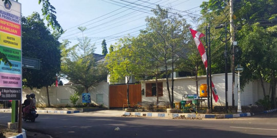 Rumah Bupati Probolinggo Tertutup Rapat Usai KPK Melakukan OTT