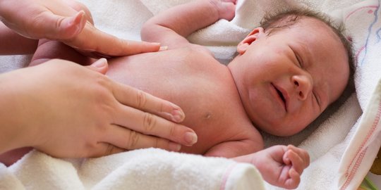 Penyebab Bintik Merah pada Bayi, Ketahui Cara Mengatasinya
