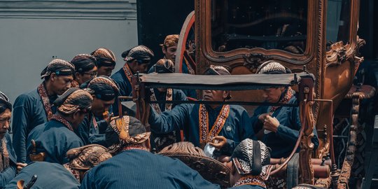 Rebutan Keberkahan Air Jamasan Kereta Pusaka Sultan Yogyakarta