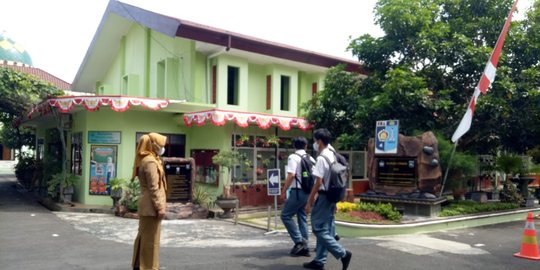 PTM Terbatas di SMAN 4 Semarang, Siswa Diminta Bawa Kain untuk Membersihkan Kelas