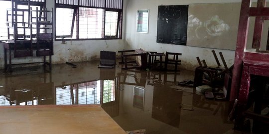 Banjir Bercampur Lumpur Hingga 1 Meter Terjang SMPN 24 di Samarinda