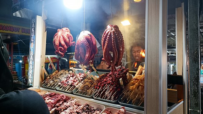 lapak penjual olahan seafood di pasar laron batu