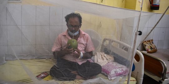 Intip Bangsal Pasien Demam Berdarah di India