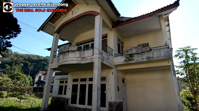 puluhan villa mewah terbengkalai