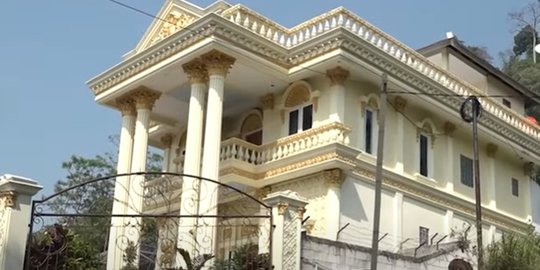 Dedi Mulyadi Melongo Lihat Rumah Kades Mewah, di Dalamnya Ada Alphard dan Truk