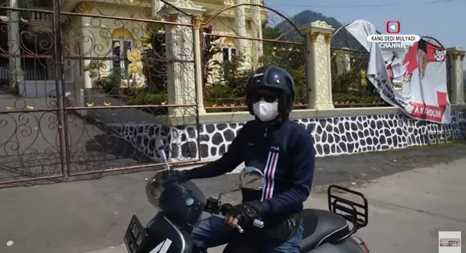 dedi mulyadi melongo melihat rumah kades yang mewah di dalamnya ada alphard dan truk