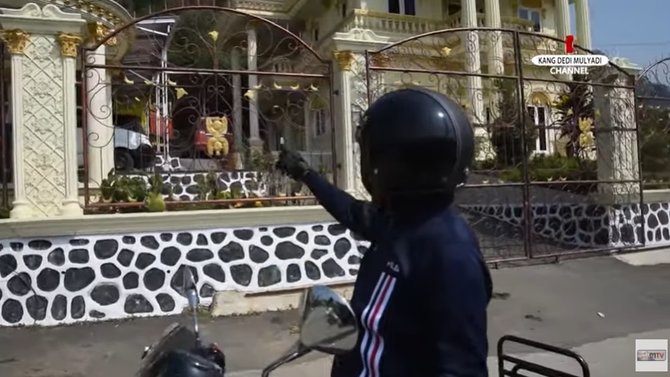 dedi mulyadi melongo melihat rumah kades yang mewah di dalamnya ada alphard dan truk
