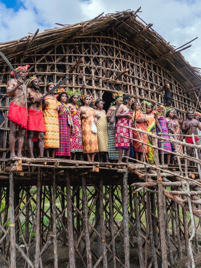 rumah adat kaki seribu papua