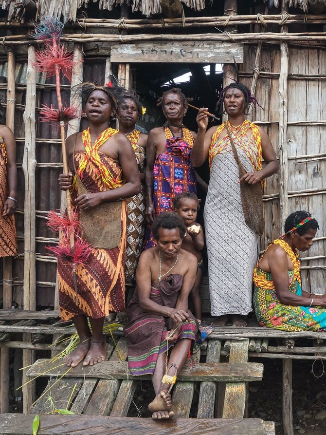 rumah adat kaki seribu papua