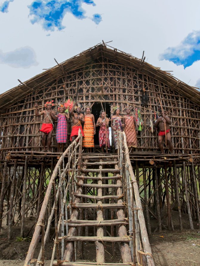 rumah adat kaki seribu papua