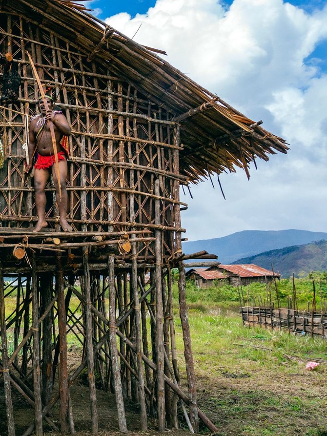 rumah adat kaki seribu papua