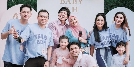 Ada di Tim yang Sama, Ini 4 Potret Kompak Ashanty & KD di Acara Gender Reveal Aurel