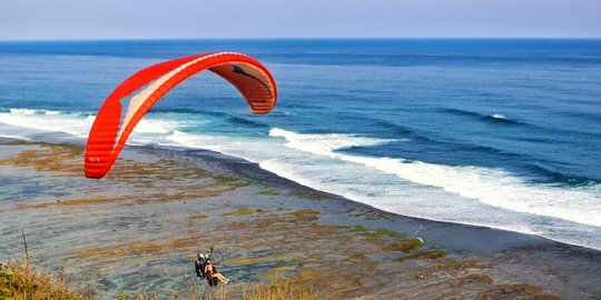 Pacu Adrenalin Menjajal Serunya Paragliding Pantai Pandawa Bali