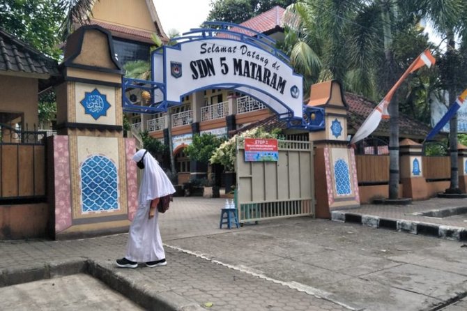 siswa sdn 5 mataram provinsi ntb pulang sekolah setelah mengikuti simulasi pembelajaran tatap muka