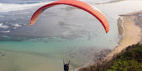 Melayang di Atas Bali, Beginilah Keseruan Paragliding Pantai Pandawa
