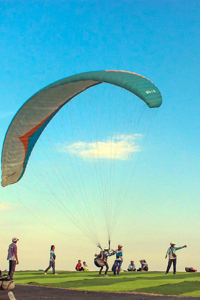 paragliding pantai pandawa bali