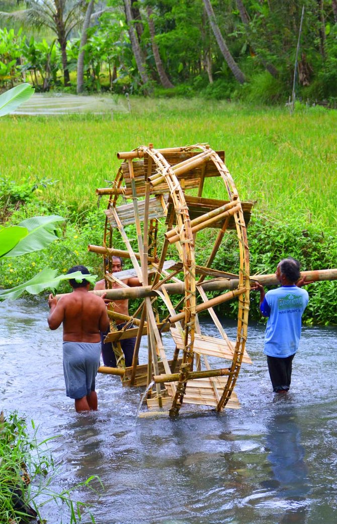 kincir air bambu tradisional