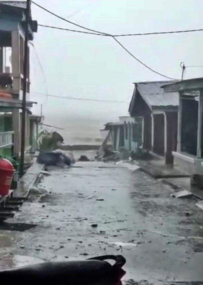 saat badai seroja terjang warga desa oesapa kupang