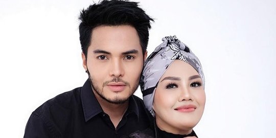 Akui Cantik, Ely Sugigi Unggah Foto Bareng Suami, Ini Komentar Aher Bikin Melongo