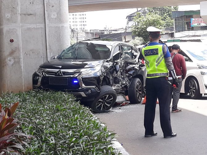 kecelakaan mobil di kebayoran lama