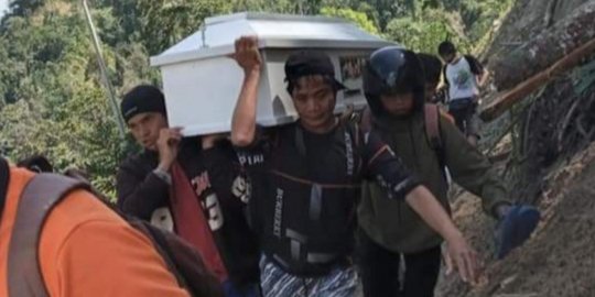 Akses Jalan Palu-Kulawi Tertutup Longsor, Jenazah Terpaksa Digotong Sejauh 15 Km