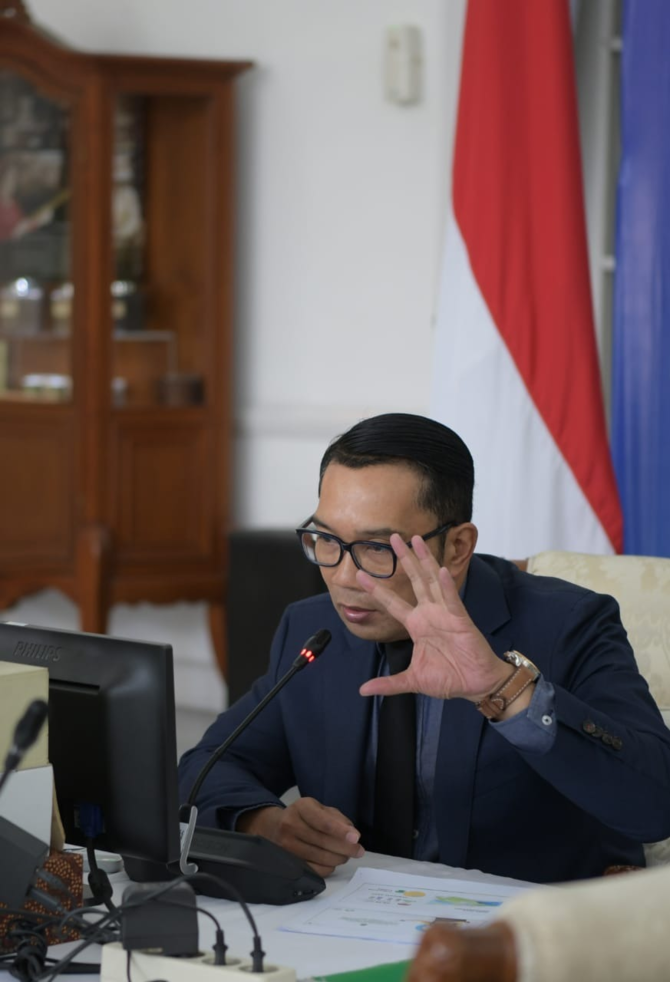 gubernur jawa barat ridwan kamil saat menggalang dana