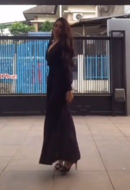 potret wanita tinggi badan