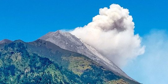Gunung Merapi Kembali Luncurkan Awan Panas Guguran Sejauh 2,5 Km