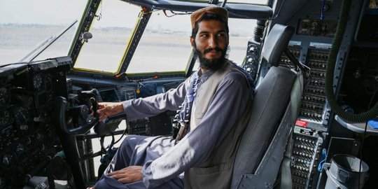 Deretan Peralatan Militer AS yang Ditinggalkan di Bandara Kabul