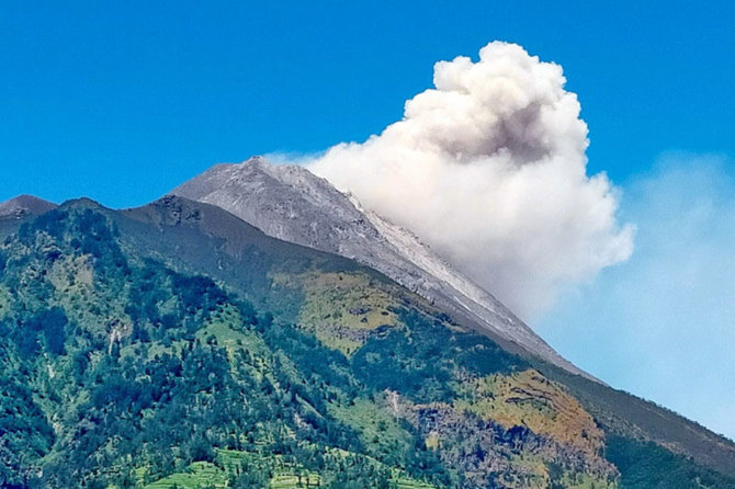 gunung merapi luncurkan awan panas guguran sejauh 25 km