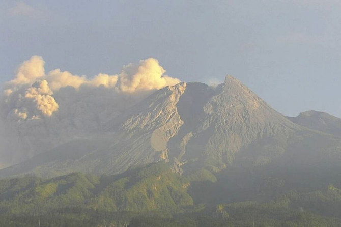 gunung merapi luncurkan awan panas sejauh 3 km hujan abu guyur desa di magelang