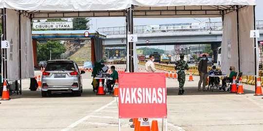 Vaksinasi Covid-19 Drive Thru di Tol Jagorawi
