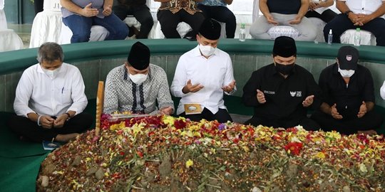 Menteri BUMN dan Menteri Perdagangan Ziarah ke Makam Ayah Wagub Sumut