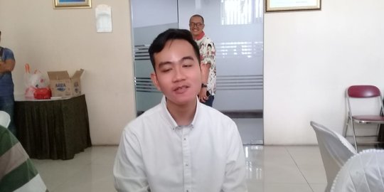 Gibran Ingin Masyarakat Melek Teknologi, Gunakan Aplikasi PeduliLindungi