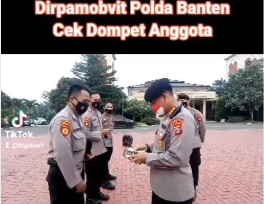 dompet anggota polisi dicek komandan ditemukan foto istri ini ganjarannya