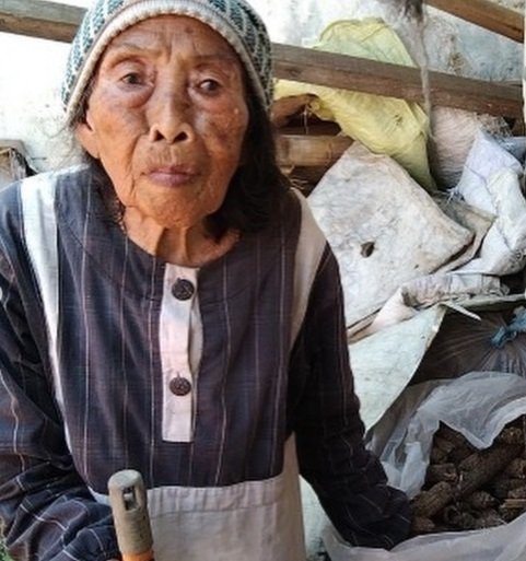 miris nenek sebatang kara berjuang di rumah bocor sering makan nasi berkuah air hujan