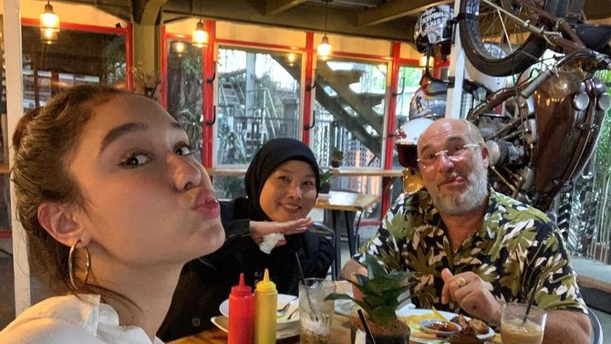 4 potret yasmin napper pemain love story the series bareng orang tua kompak