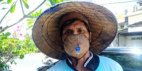 Juru Parkir di Denpasar Pakai Masker Batok Kelapa, Alasannya Biar Tak Cepat Kotor