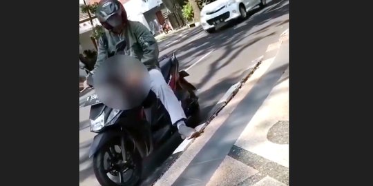 Viral Video Pria Pamer Alat Kelamin dari Atas Motor di Malang